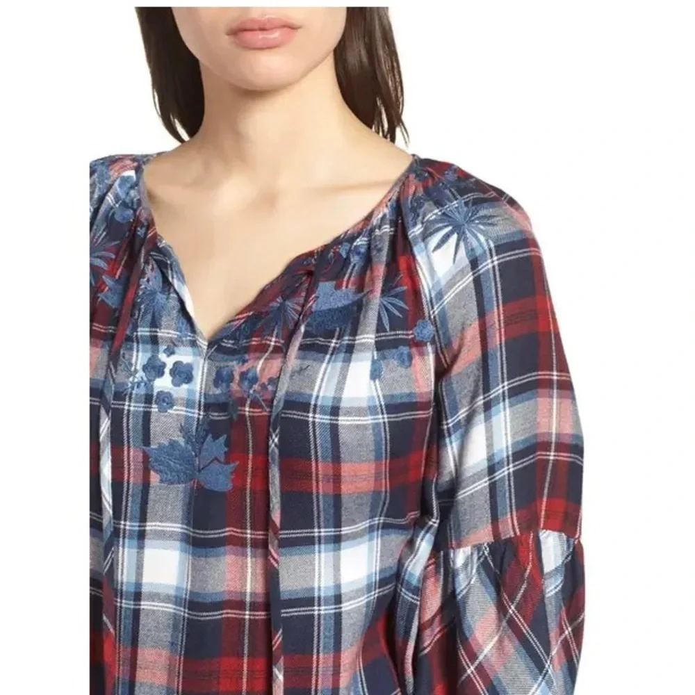 𝅺Vince Camuto Embroidered Blue and Red Peasant Blouse Size Small NWT - Picture 3 of 10